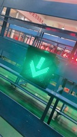 Semáforo LED con flecha verde de la Cruz Roja, alimentado por energía solar, indicador de carril para estacionamientos, lavaderos de autos y almacenes