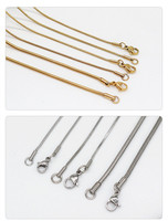 Usine petit inventaire de gros prix le plus bas or noir et argent hommes et femmes collier de chaîne de serpent en acier inoxydable