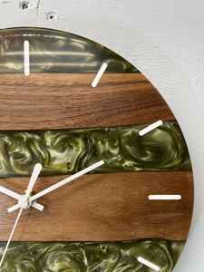 Reloj de Pared Decorativo de Resina y Madera, Moderno, Elegante, Duradero, Funcional y Hecho a Mano, Ideal para Sala de Estar o Dormitorio - Product Image 4