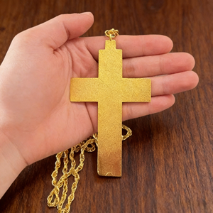 Ciondolo Croce Cristiana HT in Metallo Placcato Oro con Incisione 3D, Gioiello Liturgico per Sacerdoti con Catena - Product Image 3