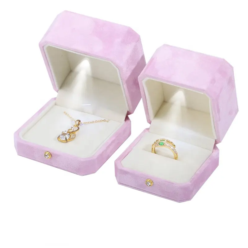 Logo personnalisé lumière LED bijoux cadeaux bijoux bague collier pendentif bracelet velours étui d'emballage en plastique