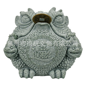 Figura de rana dorada de tres patas, decoración de escritorio de estilo chino de resina para regalo o uso en el hogar u oficina - Product Image 1