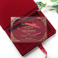 Invitation de mariage artisanale en velours rouge bordeaux haut de gamme avec dorure à chaud et impression acrylique transparente