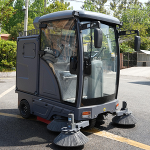 Balayeuse de voirie électrique à trois roues compacte pour le nettoyage des trottoirs urbains et des espaces communautaires - Product Image 2