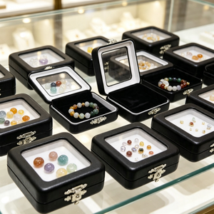 Boîte de présentation en cuir pour pierres précieuses, avec fenêtre transparente et fermoir métallique, pour le rangement et la présentation de bijoux (diamants, perles, pierres) en vente au détail - Product Image 6