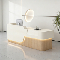 Bureau de réception moderne et luxueux, personnalisé, écologique, durable, avec dessus en marbre blanc brillant et courbé.