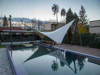 Structure de toit en membrane cantilever pour parc à thème, en tissu architectural PTFE avec éclairage dynamique pour spectacles nocturnes