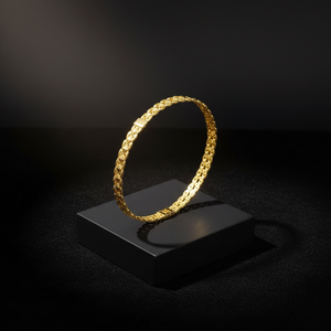 Bracelet en or de créateur avec panneau central à motifs détaillés, élégante chaîne à double maillon, accessoire de poignet pour hommes et femmes - Product Image 2