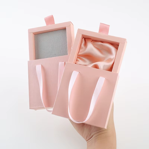 Boîtes à bijoux carrées en gros avec poignée et fermeture à ruban pour cadeaux de mariage, présentation de bijoux et bijoux haut de gamme - Product Image 1