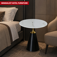 Table d'appoint conique en pierre frittée aspect marbre blanc, table d'appoint moderne, base en métal noir, mobilier minimaliste pour hôtel