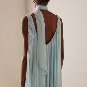 Robe mini en mousseline de soie <span class=keywords><strong>bleu</strong></span> clair froncée à ourlet bouffant, col halter, ceinture à nouer, dos nu en V profond, coupe ample et fluide, idéale pour les vacances et les soirées - Product Image 3