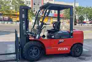 Nuevo Montacargas Diésel HELI CPCD50 de 300 kg |   Palanca de Cambios Lado Conductor, Neumáticos Sólidos, Como Nuevo, Certificado SASO CE, 1 Año de Garantía - Product Image 3