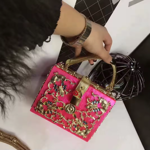 Sac de soirée en acrylique de style européen et américain pour femme, sac à bandoulière unique, sac fourre-tout de luxe pour femme avec pierres de diamant sculptées en métal ajouré - Product Image 4