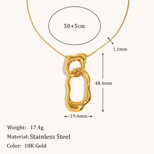 Collier pendentif en acier inoxydable plaqué or 18 carats, style vintage, gravé sur mesure, anti-ternissement, pour femmes, idéal pour les mariages (vente en gros) - Product Image 3