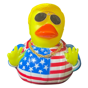 Vente en gros de jouets de <span class=keywords><strong>bain</strong></span> en forme de canard de 3 pouces, nouveau design, ornements de voiture, avec <span class=keywords><strong>collier</strong></span> doré, lunettes de soleil, drapeau rouge, bleu et blanc, canard en caoutchouc - Product Image 4