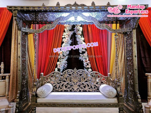 Mini balançoire en bois moderne et élégante, décor de scène de mariage musulman au design paon pour les fêtes de mariage britannique ou de cérémonie Mehndi - Product Image 6