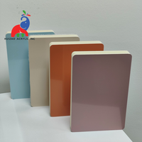 Panneau de mousse en PVC à haute densité à trois couches écologique Panneau de mousse en PVC à surface lisse pour armoire traitée par extrusion recyclable