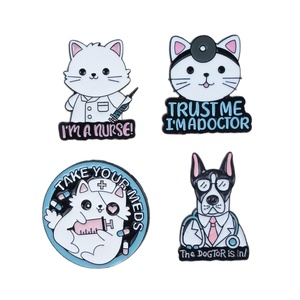 Broches en émail mignonnes en forme de <span class=keywords><strong>chat</strong></span>, jouets de docteur, accessoires en métal émaillé personnalisés pour chien, vente en gros, broche d'infirmière, épingles de médecine - Product Image 5