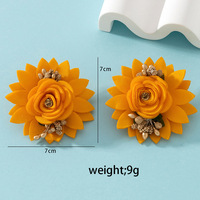 Anting-anting bunga kain bohemian, anting-anting besar dengan liontin kelopak yang mencolok, perhiasan bergaya liburan untuk wanita
