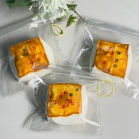 Jouet Squishy Alimentaire Personnalisé Tofu Épicé, Doux à Rebond Lent, Jouet Sensoriel Anti-Stress et Décoration d'Intérieur