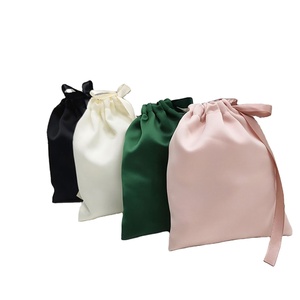 Pochette cadeau en satin gaufré personnalisée, réutilisable, écologique, recyclable, de luxe, avec logo, pour le rangement de vêtements, chaussures, bijoux, perruques - Product Image 1