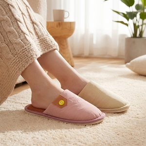 Claquettes noires personnalisées OEM pour femmes, en fourrure, avec motif marguerite blanche, MOQ 100 paires, Distributeur - Product Image 1