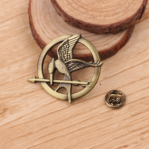 Pin de solapa de pájaros ahuecados personalizados, insignia inspirada en los juegos del hambre, accesorio de ropa - Product Image 3