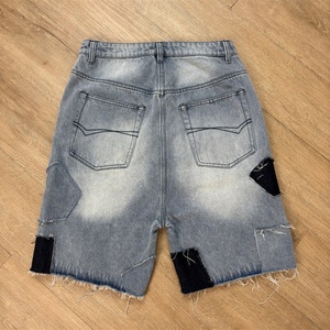 กางเกงยีนส์ขาสั้น Topshow DENIM แบบสั่งทำพิเศษ แต่งลายปักแบบดิสเทรส ตัดต่อผ้า พร้อมลายพิมพ์ออฟเซ็ต ขายส่ง กางเกงยีนส์ขาสั้นผู้ชาย - Product Image 2