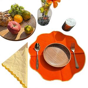 Serviettes en tissu 100 % coton vintage brodées personnalisables avec passepoil, faites à la main et bio pour mariages, événements, maison, restaurants et fêtes - Product Image 1