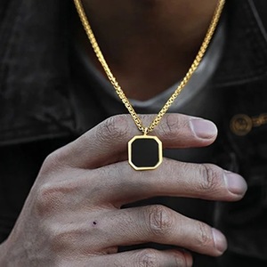 Collier pour homme en acier inoxydable de luxe, minimaliste, géométrique, avec pendentif carré noir - Product Image 5