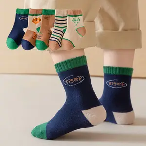 Jingwen OEM Calcetines De Bebe niedlich hohe Qualität niedlich Cartoon Socken Kinder rutschfeste Socken für Kinder