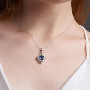 Collana con Ciondolo in Pizzo per Donne, Elegante Gioiello per Abiti da Sera e da Sposa - Product Image 6