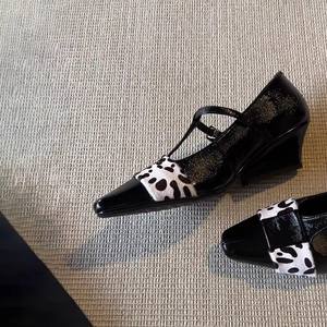 Zapatos de Tacón Mary Jane con Estampado de Leopardo y Parches, Punta Cuadrada, Correa con Hebilla, Diseño Elegante - Product Image 2