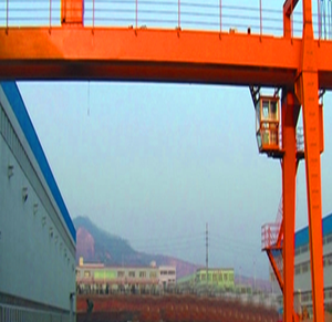 Les grues semi-portiques permettent de gagner de la place, de soulever plus de charges, parfaites pour les ateliers et les cours étroits - Product Image 1