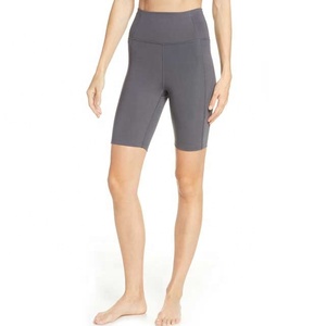 Shorts de sport pour femmes à taille haute, sans couture, en nylon et spandex noir uni, pour le yoga, la remise en forme et la compression - Product Image 2