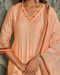 ชุดคุรตะผ้าไหมปักลายดอกไม้ด้วยมือแบบเรชม พร้อมผ้าคลุมไหล่ ลายพานาเช่ พีช ซารี - คารี แอนด์ ฟูล  ลดราคาพิเศษ - Product Image 5