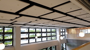 โซลูชั่นฝ้าเพดานอะคูสติกสำหรับโรงแรม แผ่นฝ้าเพดานอะคูสติกไฟเบอร์กลาสแบบขอบเรียบ แผ่นฝ้าเพดานสีขาว สำหรับร้านค้าปลีก - Product Image 4