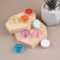 Pots en plastique polyvalents de 3 ml et 5 ml pour l'emballage personnalisé de cosmétiques en marque blanche, échantillons, crèmes et vente au détail