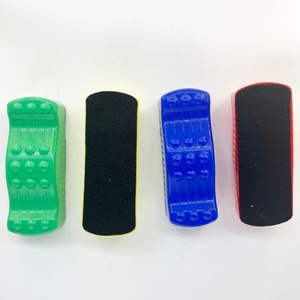 Effaceur de tableau blanc et noir pour enfants, personnalisé OEM, en plastique coloré et créatif avec tissu en feutre EVA, emballé dans une boîte en PVC - Product Image 3