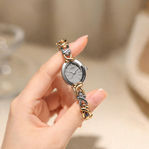 Reloj de Cuarzo Ovalado para Mujer con Esfera Simple con Marcadores y Correa de Acero Hueca Dorada y Plateada - Product Image 2
