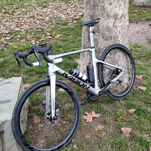 Vélo de route en carbone léger avec freins à disque mécaniques, passage des câbles interne et guidon intégré en carbone pour les trajets urbains - Product Image 1