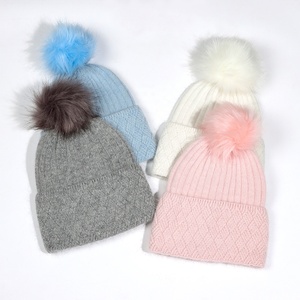 Gorro de punto personalizable para mujer 2025 con pompón extraíble Logotipo de negocios con estampado de invierno para viajes de otoño - Product Image 5