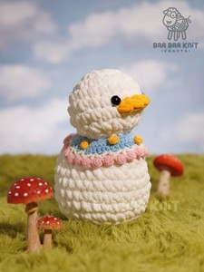 Peluche BaaBaaKnit Little Duck Doll, adorable canard jaune, crochetée à la main avec rembourrage en coton PP et tissu - Product Image 1