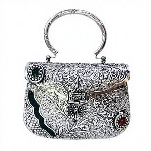 Pochette de soirée exclusive en laiton faite à la main pour femme, avec chaînes argentées, par Craftstages International Delhi - Product Image 1