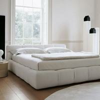 Lit double confortable et écologique en tissu rembourré pour chambre principale, style nordique moderne minimaliste sur pieds