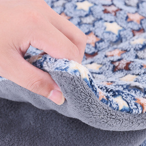 Manta suave y esponjosa de invierno para mascotas, cama de dormir de lana gruesa y cálida para perros, alfombrilla plegable portátil, función de refrigeración para gatos con estampado de animales bonitos - Product Image 4