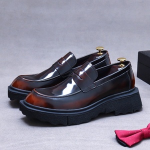 Chaussures de mariage pour hommes en cuir véritable à bout large, style décontracté et professionnel, avec plateforme et semelle intermédiaire en caoutchouc épais, à enfiler, finition brillante, rehaussantes - Product Image 1