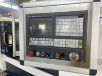 Torno CNC de 4 Ejes de Carga Horizontal de Precisión Alta con Alimentación Automática Hengxing HX-GSK, de Cama Plana y un Solo Husillo para Trabajo Mediano