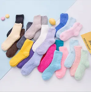 Chaussettes d'hiver en peluche pour femmes et filles, couleur bonbon, confortables, duveteuses en fourrure, chaussons de sol