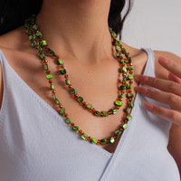 Collier multi-couches de perles de coquillage vertes irrégulières avec perles intercalaires en pierre, longue chaîne perlée, style bohème forêt, bijoux pour femmes, colliers en pierre